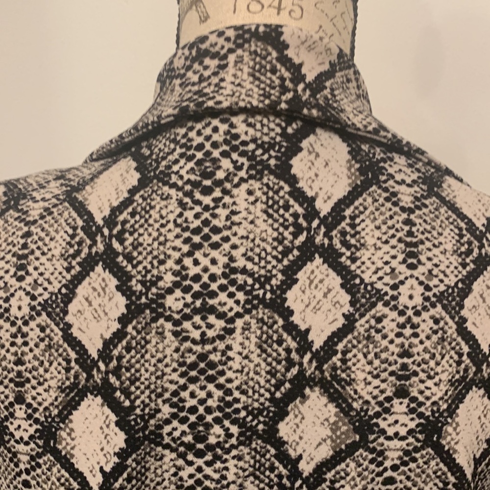🐍 Get Sssstylish with the Veronica M Snakeskin Print Blazer in Size Small! 🐍 - Picture 12 of 16
